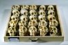 25 Schädel von Rußmangaben in einer Sammlungsschublade