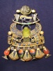 Kunsvoll gefertigtes Amulett aus dem Alten Ägypten vor blauem Hintergrund